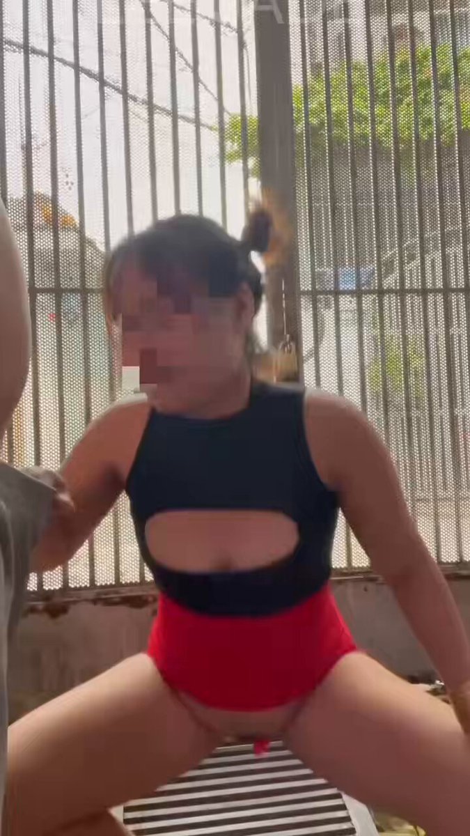 Jade bị ghiền món bú cặc public này rồi giờ làm sao bỏ đây huhu😂