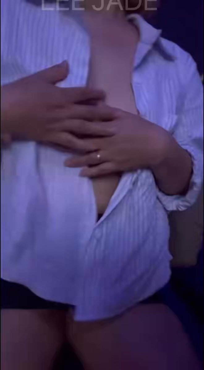 出門把襯衫撕破了，只好藉別人的襯衫了😂