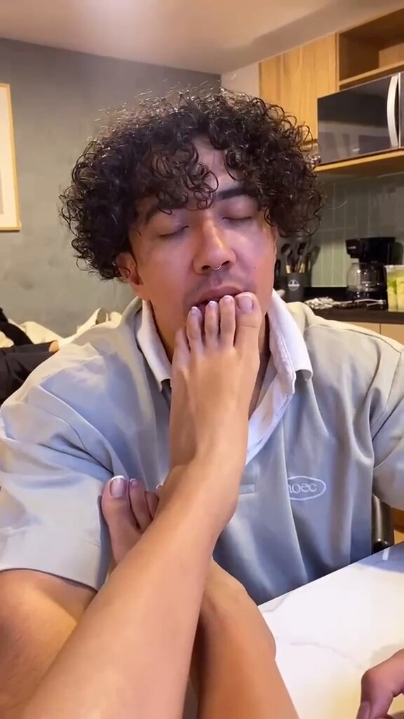 Un chupadón de patas y se te reinicia la vida 😛🥵