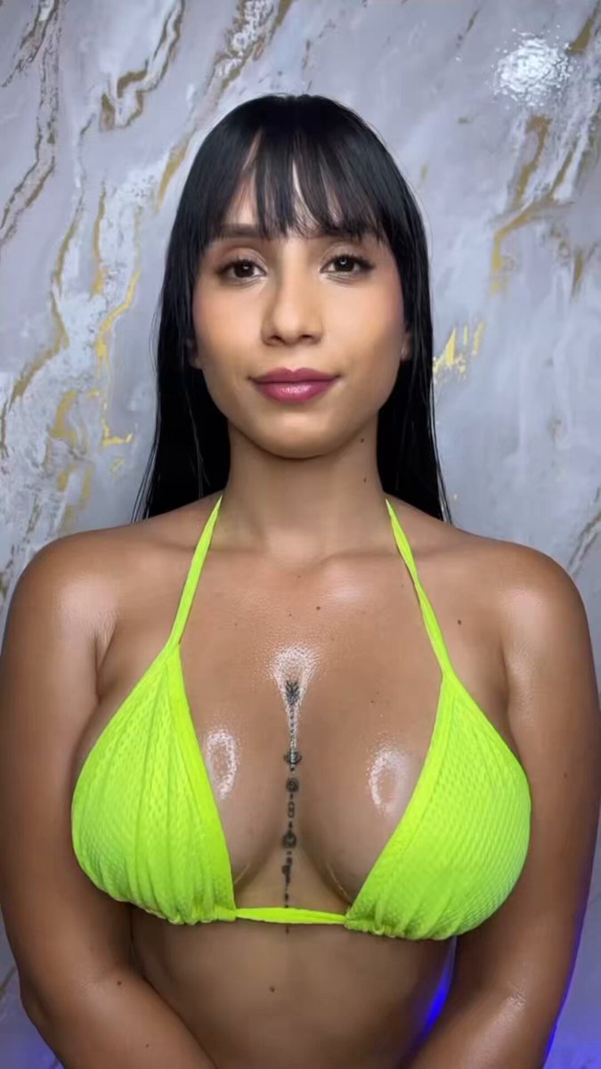 這些乳房滴在油裡看起來更好…但你只能在我的 OnlyFans 上看到完整的視野😈💦