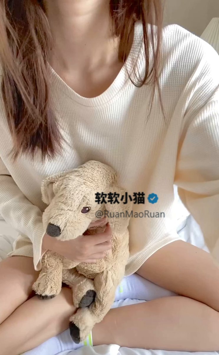 抱著玩偶坐在床上玩了一會兒，下面已經濕透了，你想進來嗎？