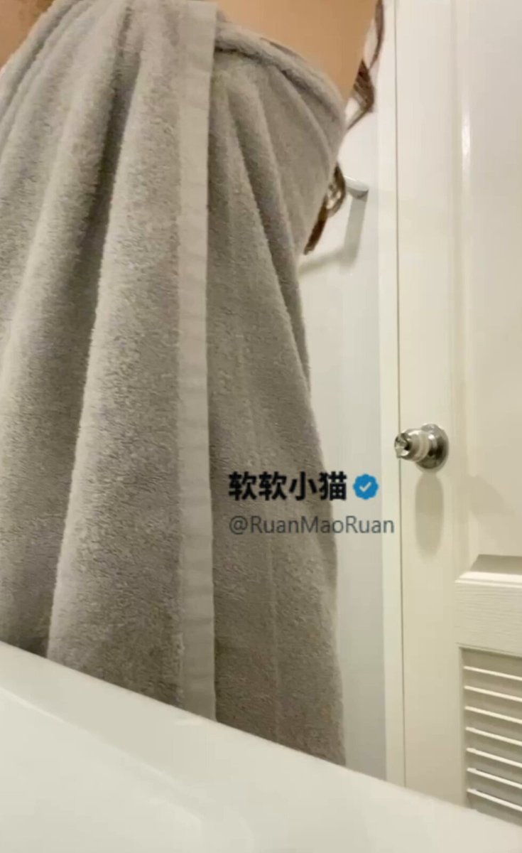 刚洗完澡毛巾一掉就全露了，水还在往下滴…你想进来帮我擦吗？