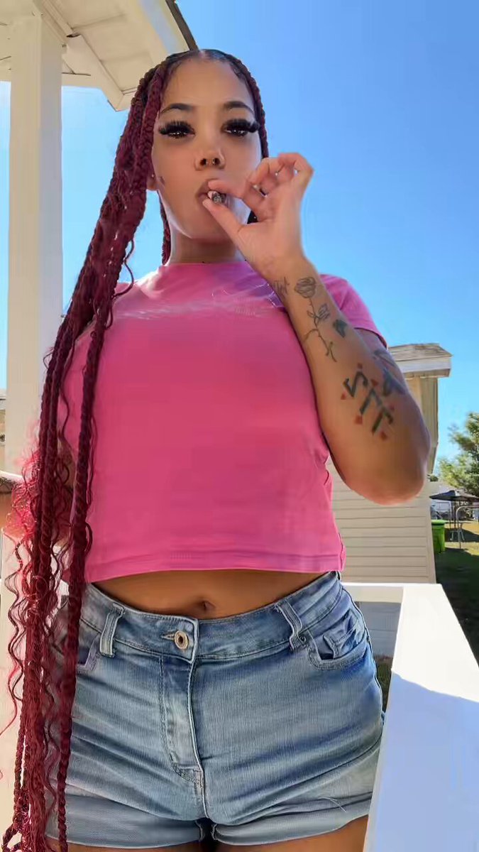I love showing my titties outside 🙈💛