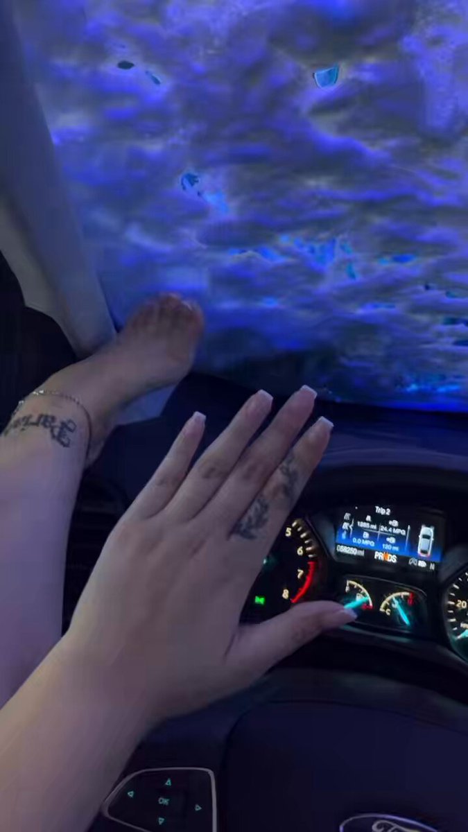 你喜歡我的新套裝嗎？這些鋤頭的白色腳趾🤭🦶🏼