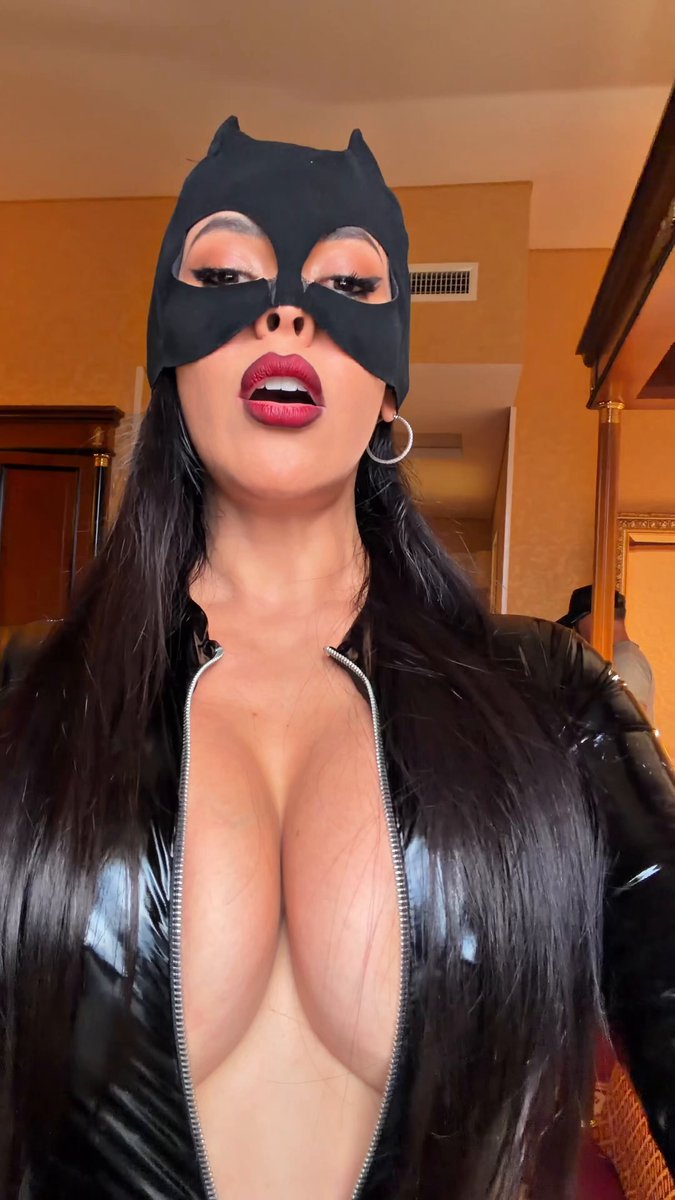 Catwoman’s feeling hungry… and this blonde looks like trouble. Would you dare join us? 🐈‍⬛🥵
