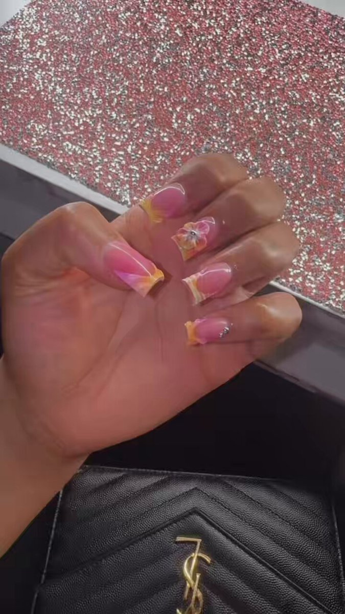 you like my nails bae? 🩷💛